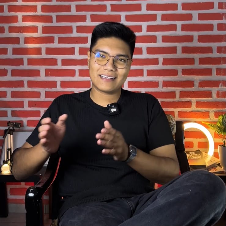 Manu Baldiviezo explicando cómo trabaja